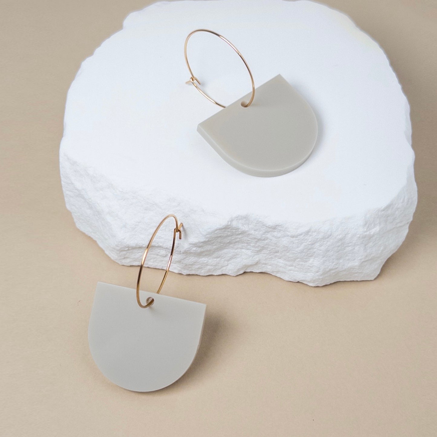 Arch Dangle Hoop - Beige