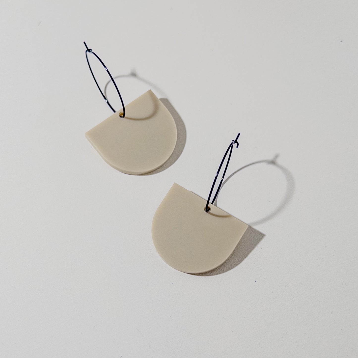 Arch Dangle Hoop - Beige