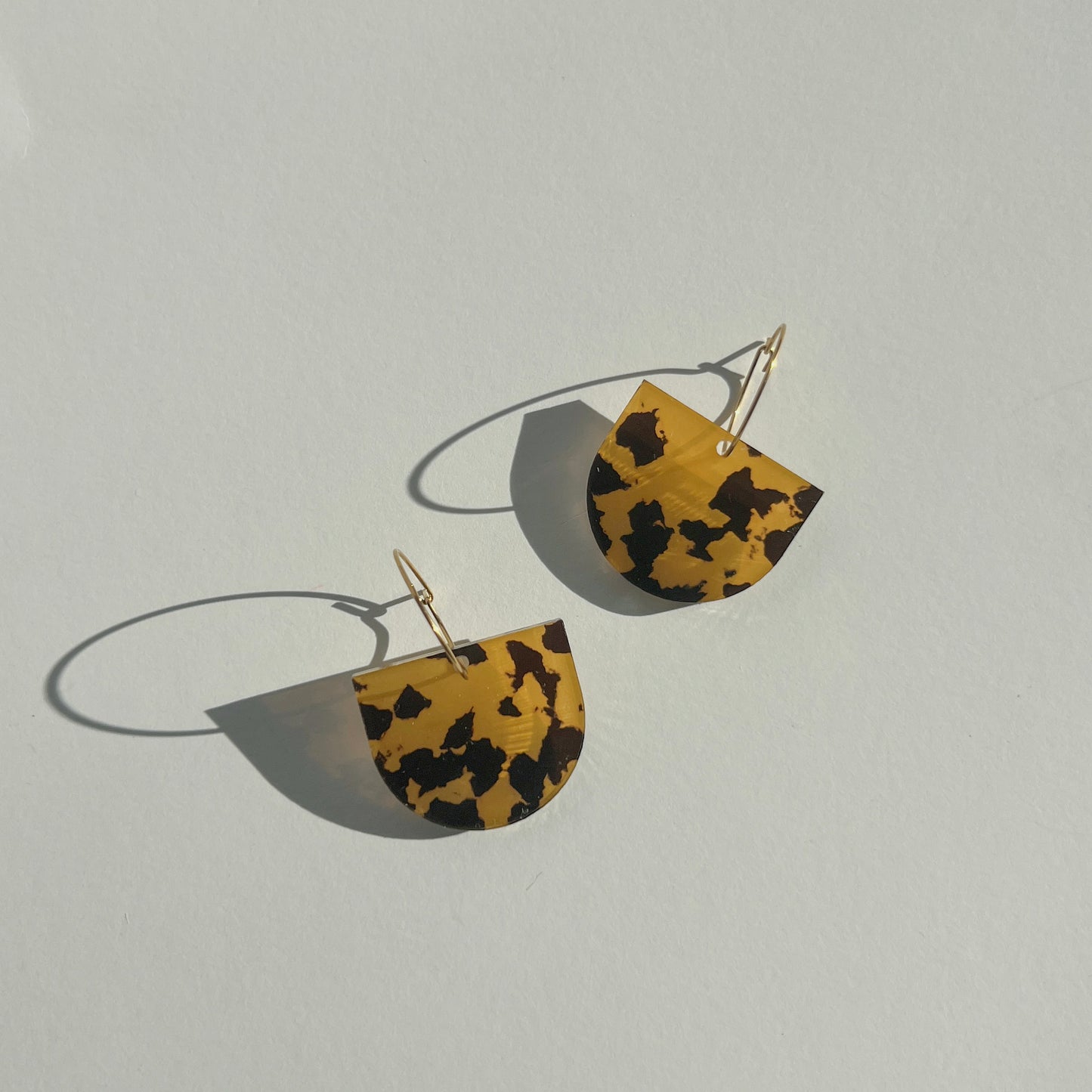 Hoop with Geometric Arch Dangle in Tortoise Shell