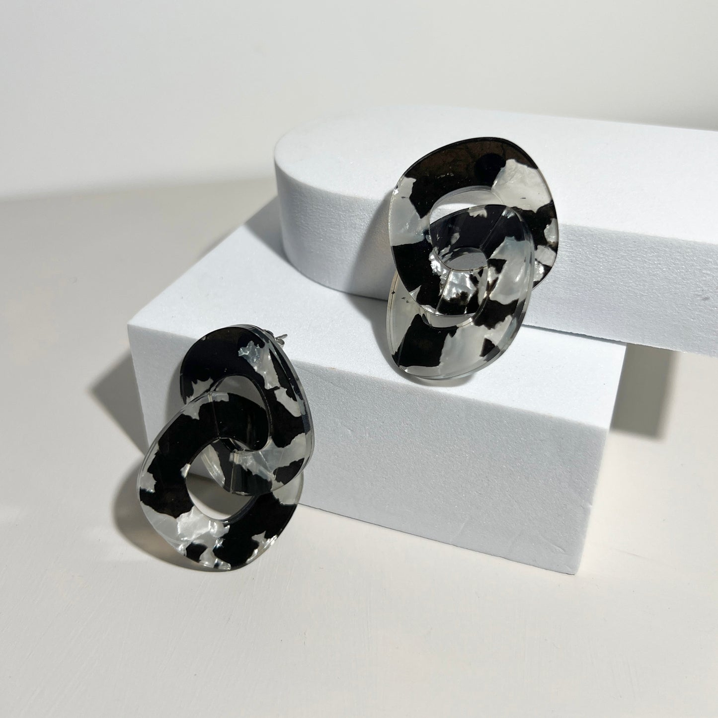 Chunky Link Black and White Pearl Earrings