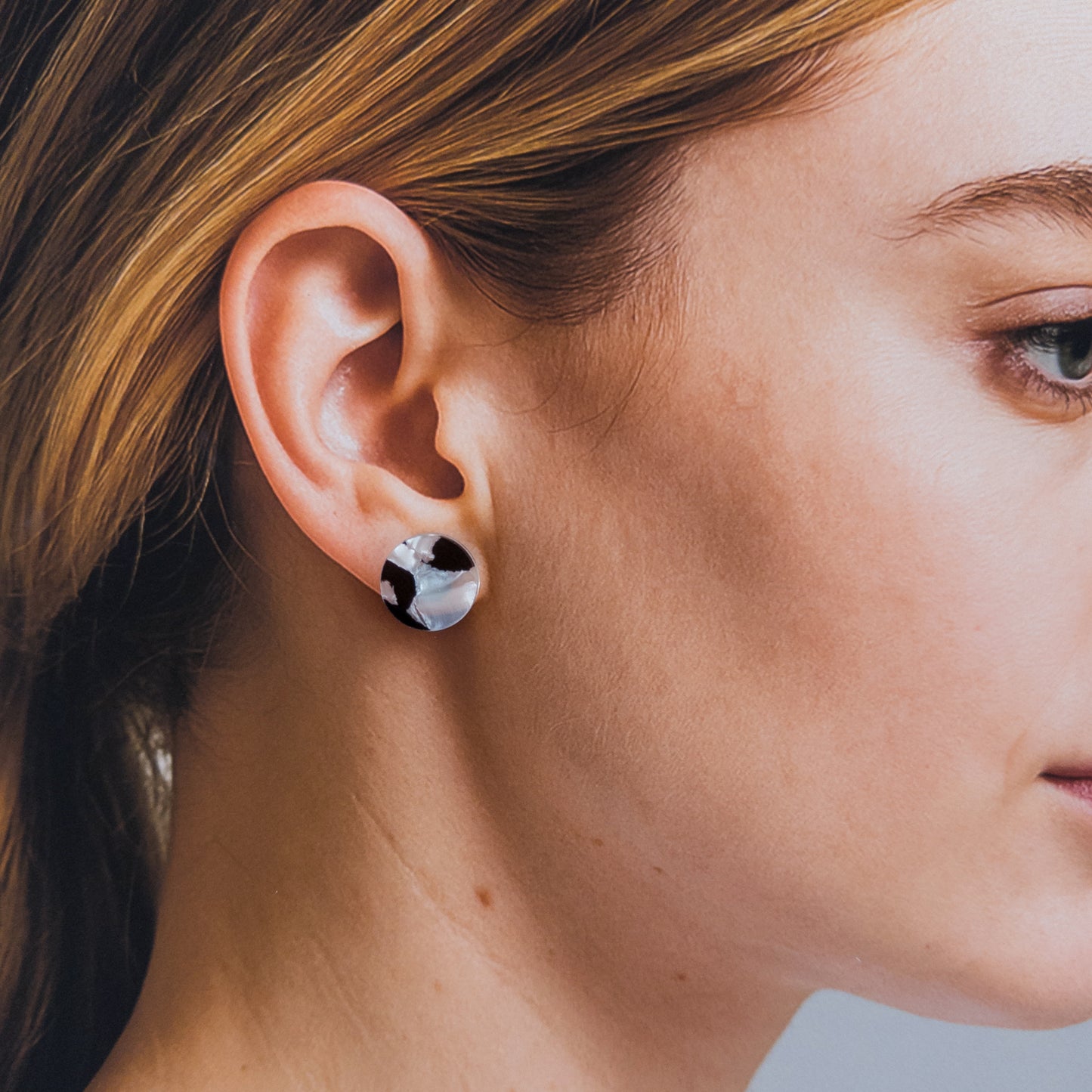 15mm Round Stud - Black and White Pearl