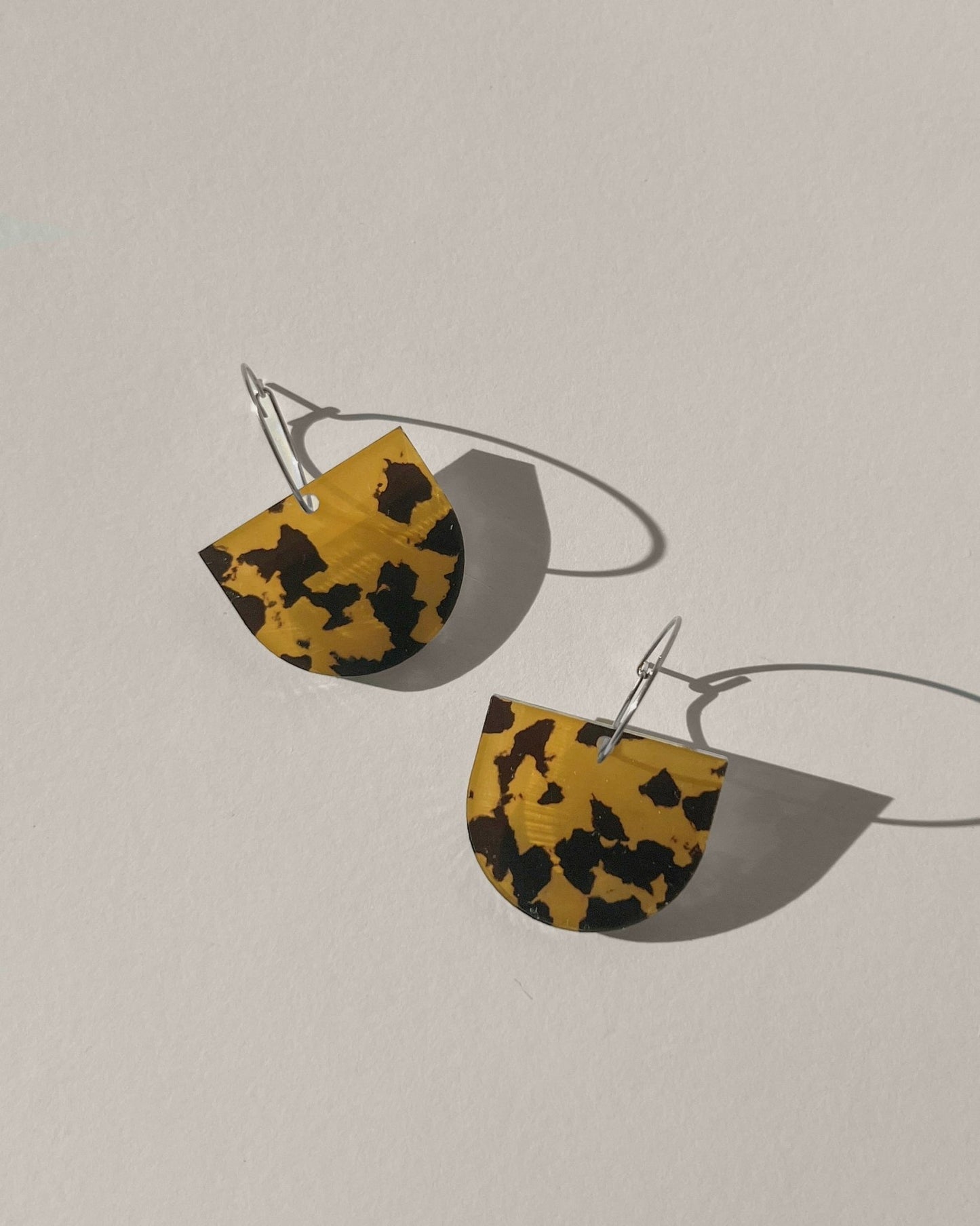 Arch Dangle Hoop - Honey Tortoise Shell - Mingled