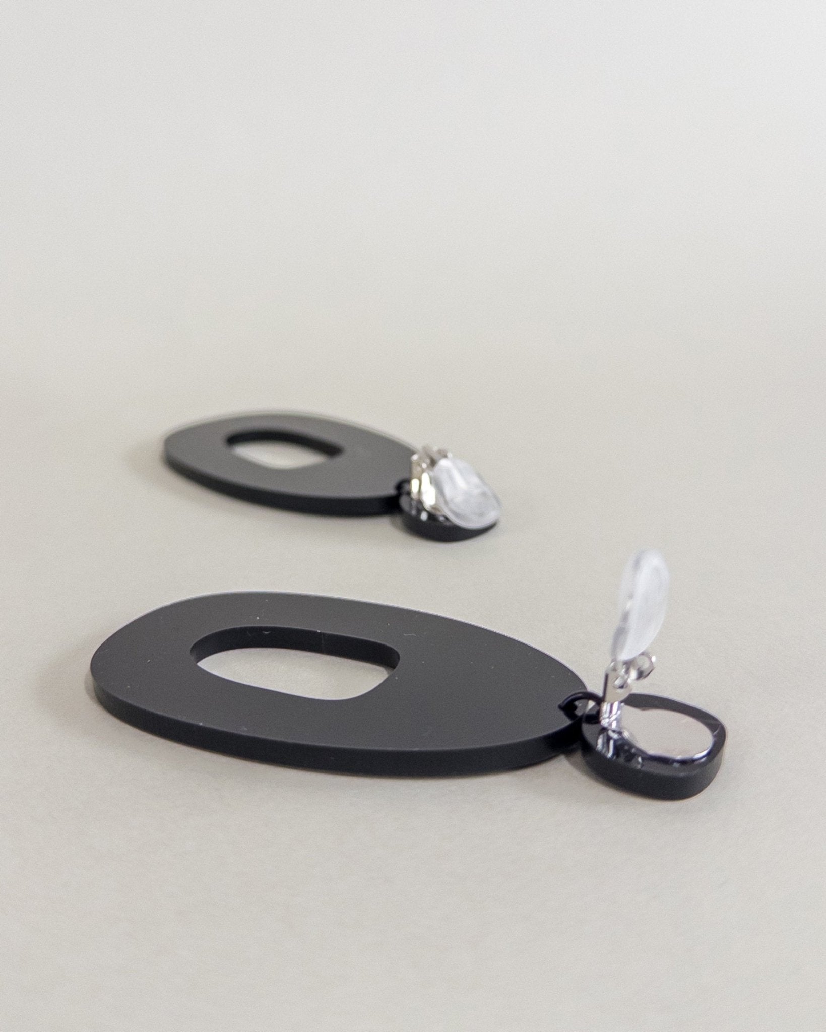 SOKO Statement Earrings CLIP ON - Matte Black - Mingled